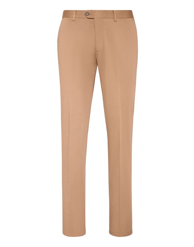 Añade un toque de alta costura Plein a su look. Eche un vistazo a estos chinos elásticos con parte delantera plana y descubre sus características.   Gabardina de algodón elástico   Bolsillos abiertos   Un solo botón   Ajuste: Slim