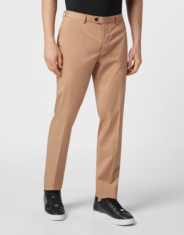 Añade un toque de alta costura Plein a su look. Eche un vistazo a estos chinos elásticos con parte delantera plana y descubre sus características.   Gabardina de algodón elástico   Bolsillos abiertos   Un solo botón   Ajuste: Slim