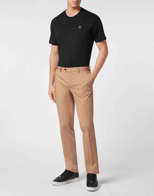 Añade un toque de alta costura Plein a su look. Eche un vistazo a estos chinos elásticos con parte delantera plana y descubre sus características.   Gabardina de algodón elástico   Bolsillos abiertos   Un solo botón   Ajuste: Slim
