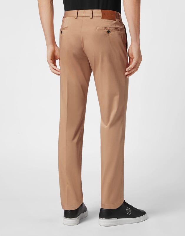 Añade un toque de alta costura Plein a su look. Eche un vistazo a estos chinos elásticos con parte delantera plana y descubre sus características.   Gabardina de algodón elástico   Bolsillos abiertos   Un solo botón   Ajuste: Slim