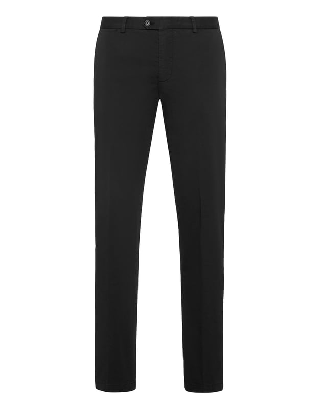 Voeg een vleugje Plein couture toe aan je look. Bekijk deze stretch chino met platte voorkant en ontdek de kenmerken.   Stretchkatoen gabardine   Steekzakken   Enkele knoop   Pasvorm: Slank
