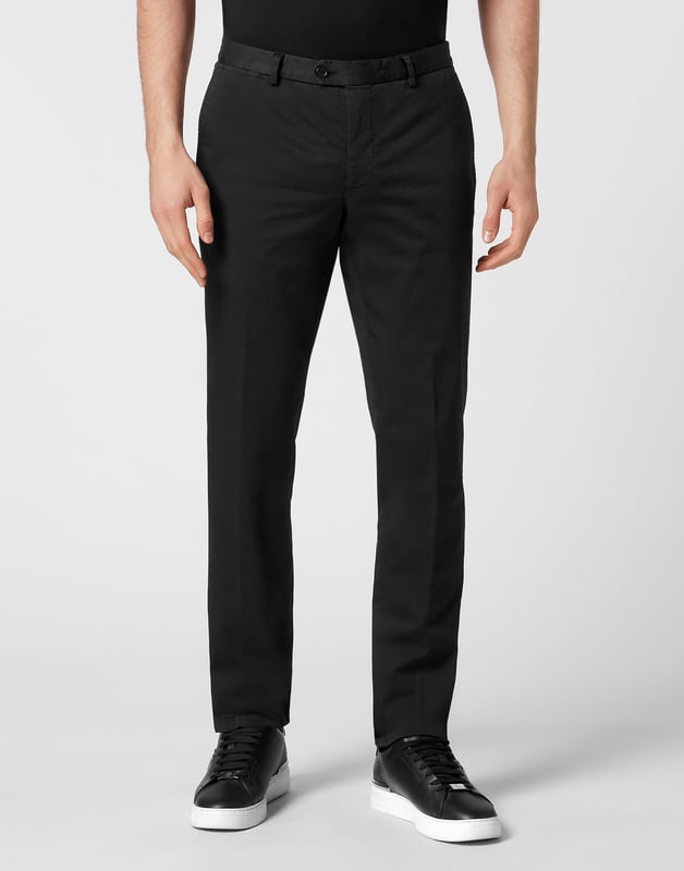 Voeg een vleugje Plein couture toe aan je look. Bekijk deze stretch chino met platte voorkant en ontdek de kenmerken.   Stretchkatoen gabardine   Steekzakken   Enkele knoop   Pasvorm: Slank