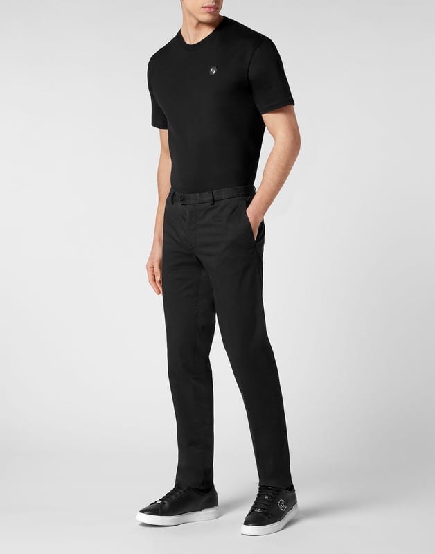 Voeg een vleugje Plein couture toe aan je look. Bekijk deze stretch chino met platte voorkant en ontdek de kenmerken.   Stretchkatoen gabardine   Steekzakken   Enkele knoop   Pasvorm: Slank