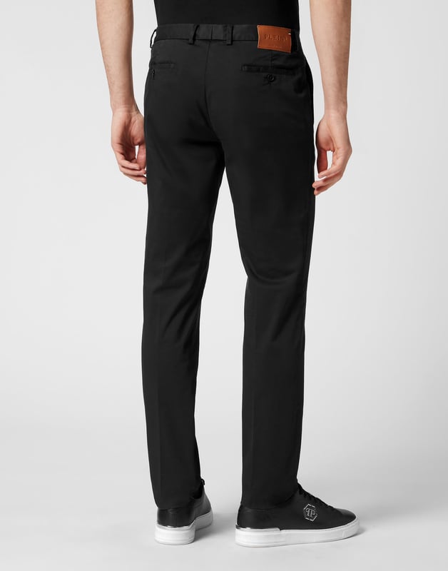 Voeg een vleugje Plein couture toe aan je look. Bekijk deze stretch chino met platte voorkant en ontdek de kenmerken.   Stretchkatoen gabardine   Steekzakken   Enkele knoop   Pasvorm: Slank