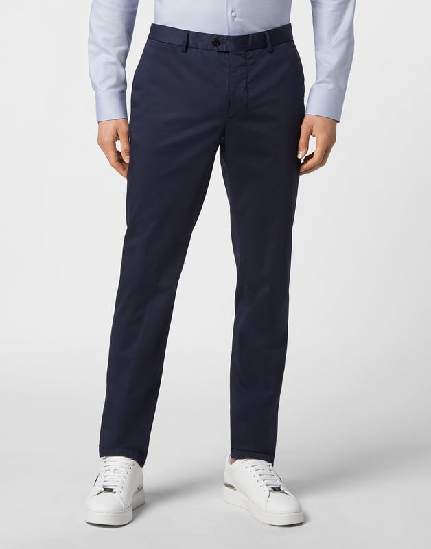 Añade un toque de alta costura Plein a su look. Eche un vistazo a estos chinos elásticos con parte delantera plana y descubre sus características.   Gabardina de algodón elástico   Bolsillos abiertos   Un solo botón   Ajuste: Slim
