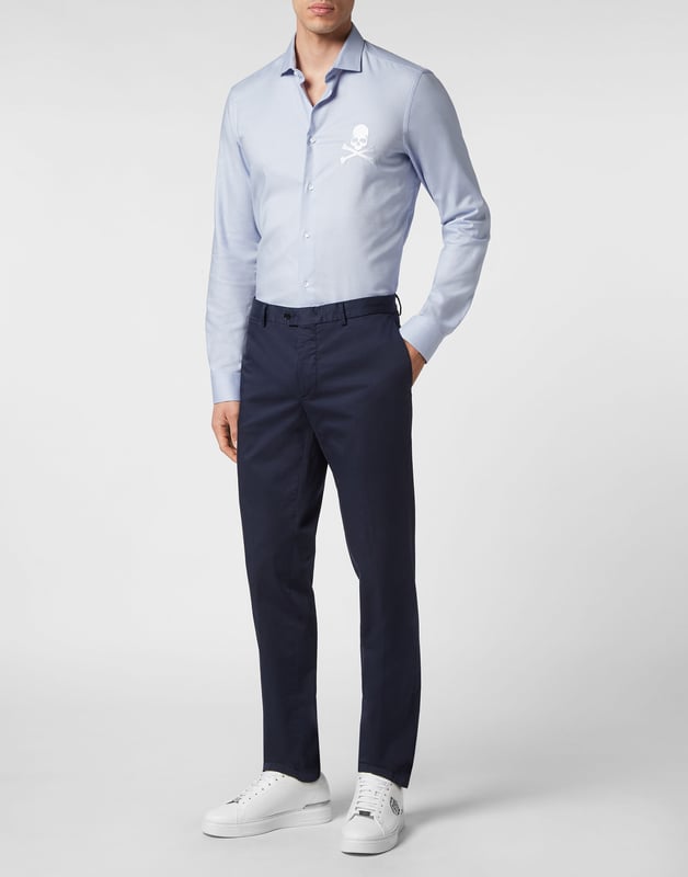 Añade un toque de alta costura Plein a su look. Eche un vistazo a estos chinos elásticos con parte delantera plana y descubre sus características.   Gabardina de algodón elástico   Bolsillos abiertos   Un solo botón   Ajuste: Slim