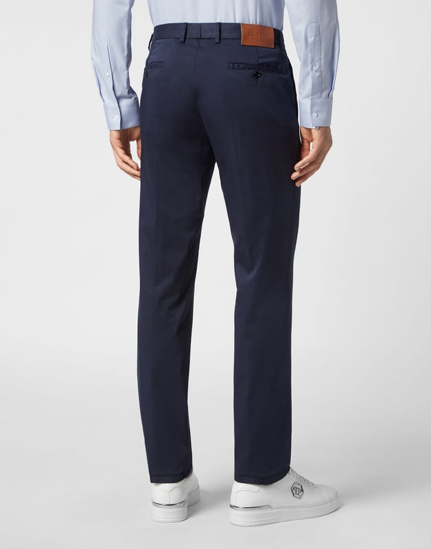 Añade un toque de alta costura Plein a su look. Eche un vistazo a estos chinos elásticos con parte delantera plana y descubre sus características.   Gabardina de algodón elástico   Bolsillos abiertos   Un solo botón   Ajuste: Slim