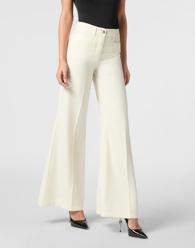 La elegancia de los pantalones palazzo es indiscutible. Vea este modelo diseñado para la nueva temporada.   Mezcla de gabardina de lana   Un solo botón metálico   Bolsillos delanteros de carrettera   Bolsillos traseros de parche   Insignia metálica con logotipo cosida en la parte trasera