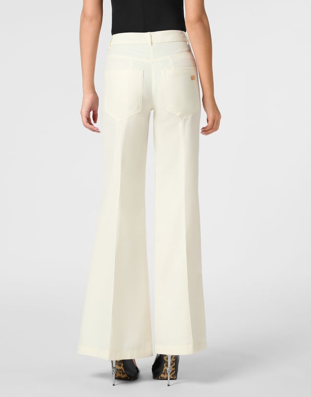 La elegancia de los pantalones palazzo es indiscutible. Vea este modelo diseñado para la nueva temporada.   Mezcla de gabardina de lana   Un solo botón metálico   Bolsillos delanteros de carrettera   Bolsillos traseros de parche   Insignia metálica con logotipo cosida en la parte trasera