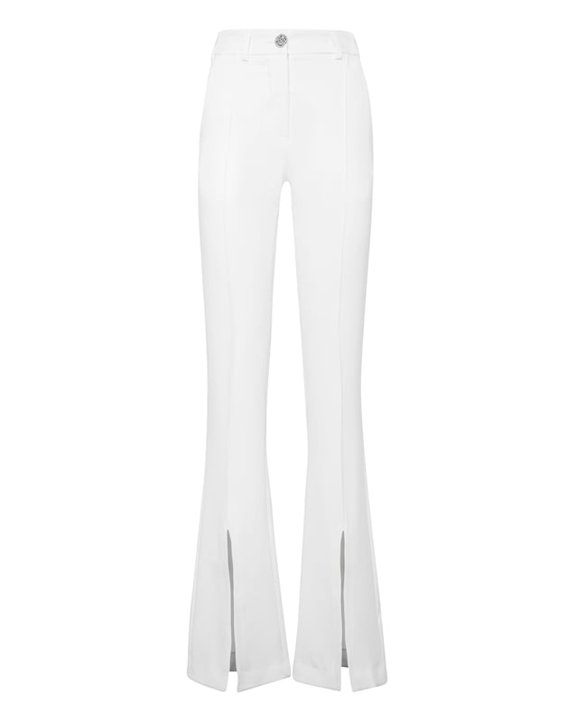Pantalones de cintura alta de poliéster elástico, presentan abertura frontal en la parte inferior. Cintura con tachuelas y botones. Bolsillos de ranura.