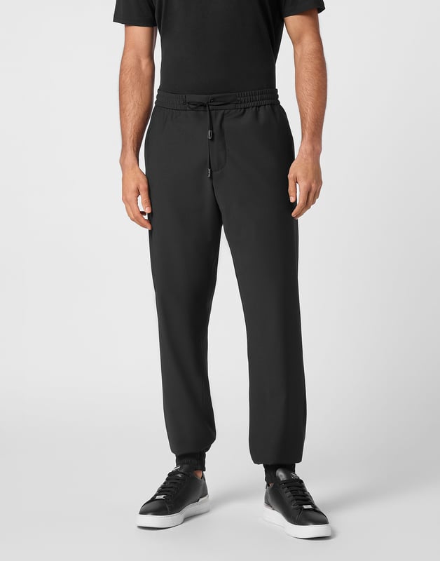 Refina tu ropa de ocio con estos pantalones de chándal de corte impecable, que combinan la lujosa suavidad de la lana virgen con la elegancia contemporánea.   Confeccionados en una mezcla de lana de primera calidad para un confort y una flexibilidad excepcionales.   Silueta relajada pero refinada perfecta para un estilo casual de lujo.   Forro suave que garantiza una mayor comodidad y transpirabilidad.   Fácil de combinar con elegantes zapatillas o calzado informal de lujo.   La artesanía característica de Philipp Plein fusiona ocio y sofisticación sin esfuerzo.