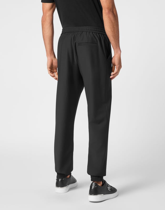 Refina tu ropa de ocio con estos pantalones de chándal de corte impecable, que combinan la lujosa suavidad de la lana virgen con la elegancia contemporánea.   Confeccionados en una mezcla de lana de primera calidad para un confort y una flexibilidad excepcionales.   Silueta relajada pero refinada perfecta para un estilo casual de lujo.   Forro suave que garantiza una mayor comodidad y transpirabilidad.   Fácil de combinar con elegantes zapatillas o calzado informal de lujo.   La artesanía característica de Philipp Plein fusiona ocio y sofisticación sin esfuerzo.