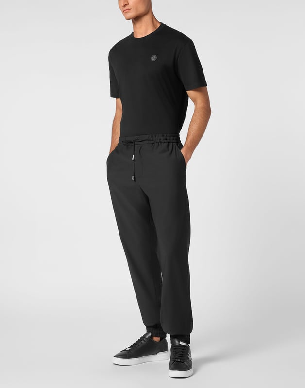 Refina tu ropa de ocio con estos pantalones de chándal de corte impecable, que combinan la lujosa suavidad de la lana virgen con la elegancia contemporánea.   Confeccionados en una mezcla de lana de primera calidad para un confort y una flexibilidad excepcionales.   Silueta relajada pero refinada perfecta para un estilo casual de lujo.   Forro suave que garantiza una mayor comodidad y transpirabilidad.   Fácil de combinar con elegantes zapatillas o calzado informal de lujo.   La artesanía característica de Philipp Plein fusiona ocio y sofisticación sin esfuerzo.