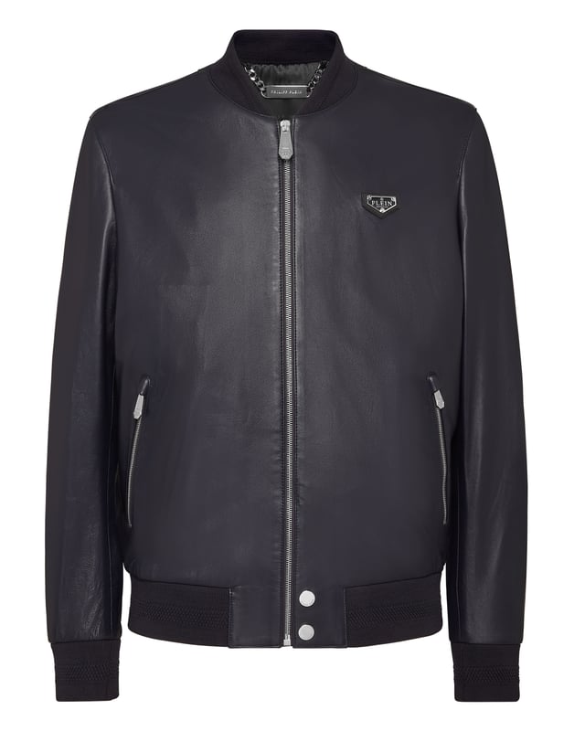 Dürfen wir Ihnen einen zeitgenössischen Stil vorschlagen   unsere weiche Bomberjacke aus Nappa.   Ein Markenelement auf der linken Brust   Reißverschluss   Reißverschlusstaschen   Rippstrickkragen und -säume