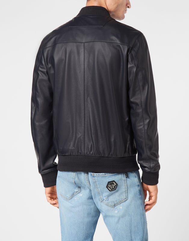Dürfen wir Ihnen einen zeitgenössischen Stil vorschlagen   unsere weiche Bomberjacke aus Nappa.   Ein Markenelement auf der linken Brust   Reißverschluss   Reißverschlusstaschen   Rippstrickkragen und -säume