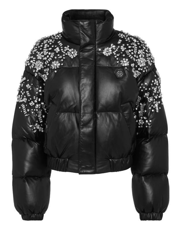 con cristales  La ropa de abrigo se une a la opulencia en este puffer de piel con adornos de cristal: confeccionado para deslumbrar en el frío, es la capa definitiva para un estilo invernal de lujo.    Confeccionado en flexible piel de cordero para una textura rica y pulida.   Los detalles de cristal añaden un glamour y un brillo de alto impacto   El relleno de plumón de ganso garantiza calidez y volumen ligeros   La silueta recortada equilibra la audacia con la feminidad   Una fusión espectacular de funcionalidad y estilo lujoso