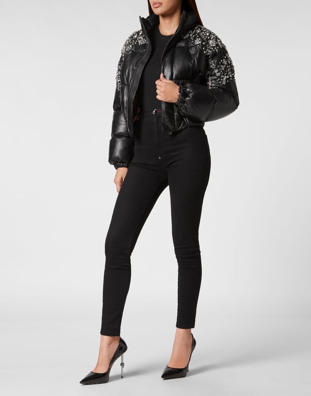 con cristales  La ropa de abrigo se une a la opulencia en este puffer de piel con adornos de cristal: confeccionado para deslumbrar en el frío, es la capa definitiva para un estilo invernal de lujo.    Confeccionado en flexible piel de cordero para una textura rica y pulida.   Los detalles de cristal añaden un glamour y un brillo de alto impacto   El relleno de plumón de ganso garantiza calidez y volumen ligeros   La silueta recortada equilibra la audacia con la feminidad   Una fusión espectacular de funcionalidad y estilo lujoso