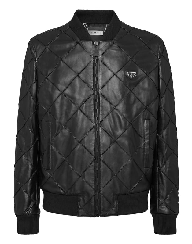 Chaqueta de suave piel de napa en silueta bomber clásica con un toque moderno, perfecta tanto para ocasiones informales como elegantes   Un elemento de la marca en el pecho izquierdo   Cierre de cremallera   Bolsillos con cremallera   Cuello y dobladillos de punto elástico.