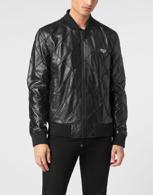 Chaqueta de suave piel de napa en silueta bomber clásica con un toque moderno, perfecta tanto para ocasiones informales como elegantes   Un elemento de la marca en el pecho izquierdo   Cierre de cremallera   Bolsillos con cremallera   Cuello y dobladillos de punto elástico.