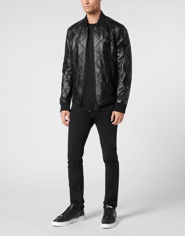 Chaqueta de suave piel de napa en silueta bomber clásica con un toque moderno, perfecta tanto para ocasiones informales como elegantes   Un elemento de la marca en el pecho izquierdo   Cierre de cremallera   Bolsillos con cremallera   Cuello y dobladillos de punto elástico.