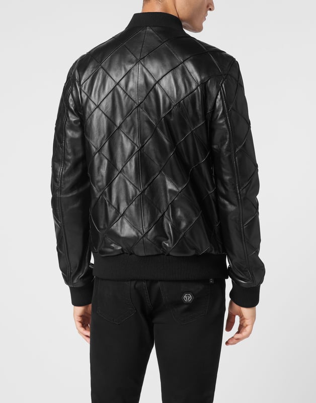Chaqueta de suave piel de napa en silueta bomber clásica con un toque moderno, perfecta tanto para ocasiones informales como elegantes   Un elemento de la marca en el pecho izquierdo   Cierre de cremallera   Bolsillos con cremallera   Cuello y dobladillos de punto elástico.