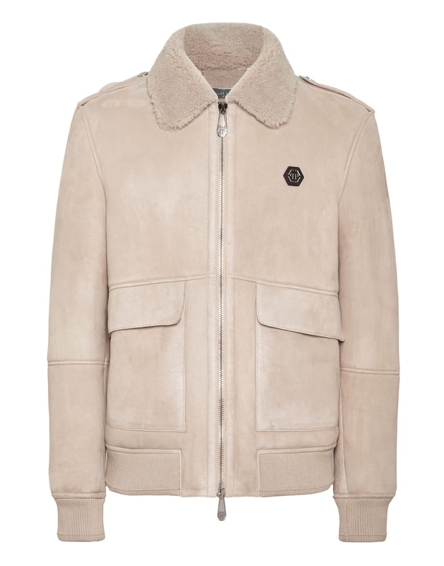 Descubra el estilo de Plein con esta chaqueta de piel de oveja. Eche un vistazo a sus detalles distintivos.   Piel de oveja   Cuello camisero de piel de oveja   Charreteras cosidas en los hombros   Hexágono de PP en un parche de piel saffiano cosido en el pecho izquierdo   Cierre de cremallera   Dos bolsillos con solapa   Dobladillos de punto elástico   Sin forro