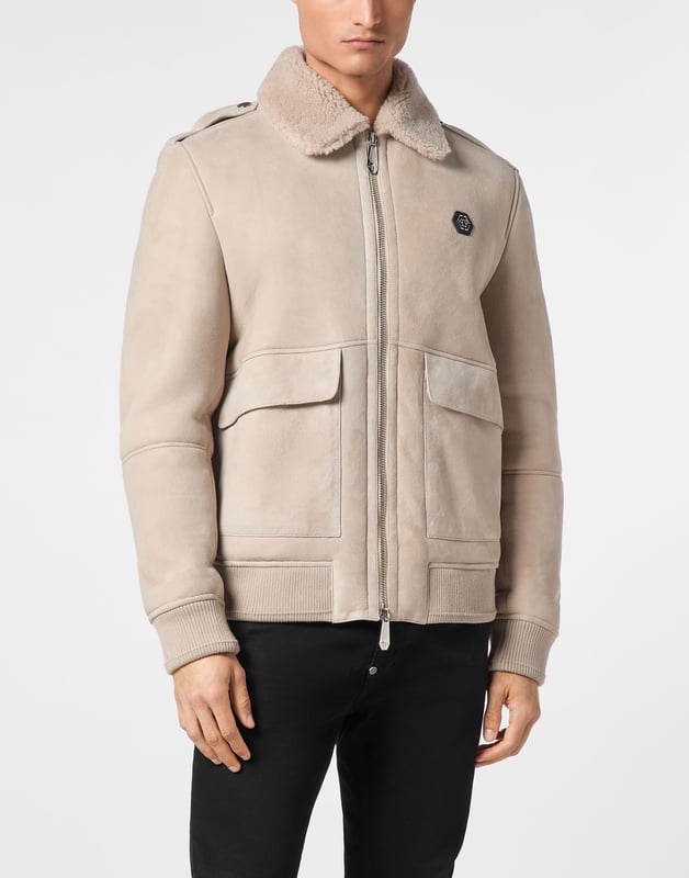 Descubra el estilo de Plein con esta chaqueta de piel de oveja. Eche un vistazo a sus detalles distintivos.   Piel de oveja   Cuello camisero de piel de oveja   Charreteras cosidas en los hombros   Hexágono de PP en un parche de piel saffiano cosido en el pecho izquierdo   Cierre de cremallera   Dos bolsillos con solapa   Dobladillos de punto elástico   Sin forro