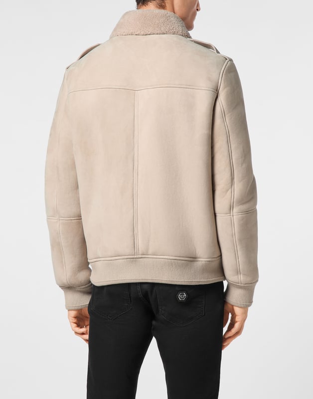 Descubra el estilo de Plein con esta chaqueta de piel de oveja. Eche un vistazo a sus detalles distintivos.   Piel de oveja   Cuello camisero de piel de oveja   Charreteras cosidas en los hombros   Hexágono de PP en un parche de piel saffiano cosido en el pecho izquierdo   Cierre de cremallera   Dos bolsillos con solapa   Dobladillos de punto elástico   Sin forro