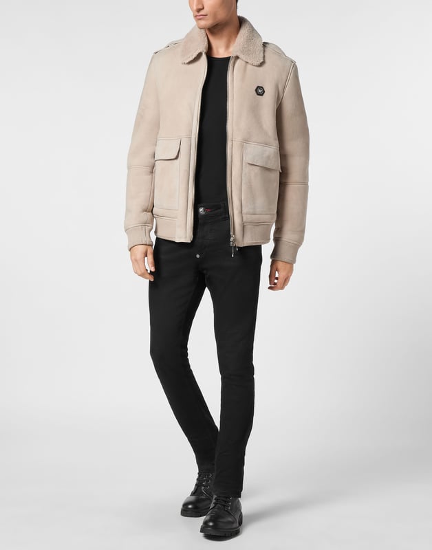 Descubra el estilo de Plein con esta chaqueta de piel de oveja. Eche un vistazo a sus detalles distintivos.   Piel de oveja   Cuello camisero de piel de oveja   Charreteras cosidas en los hombros   Hexágono de PP en un parche de piel saffiano cosido en el pecho izquierdo   Cierre de cremallera   Dos bolsillos con solapa   Dobladillos de punto elástico   Sin forro