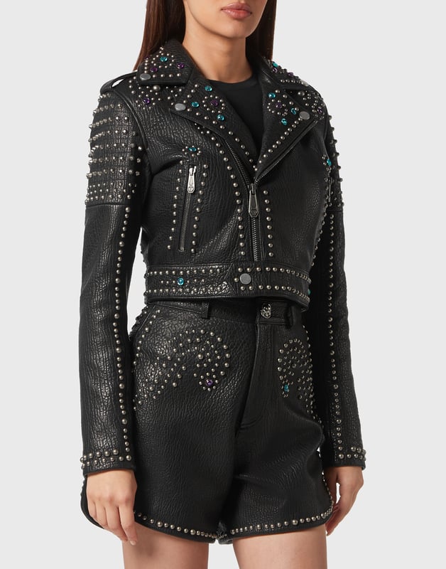 Lederjacke mit Nietenverzierungen Befreie deinen Rockgeist und entdecke neue Looks mit dem Leder-Perfecto, den wir für diese Saison entworfen haben. Sehen Sie sich die Details an. Weiches Leder mit Vintage-Effekt Gothic Plein aus Metall auf der Rückseite Metallnieten und farbige Strasssteine Druckknopfriemen Metallreißverschluss auf der Vorderseite, an den Manschetten und den Taschen Futter aus rautenförmig gestepptem, getupftem Stoff