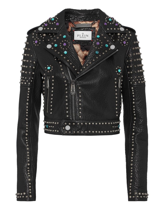 Lederjacke mit Nietenverzierungen Befreie deinen Rockgeist und entdecke neue Looks mit dem Leder-Perfecto, den wir für diese Saison entworfen haben. Sehen Sie sich die Details an. Weiches Leder mit Vintage-Effekt Gothic Plein aus Metall auf der Rückseite Metallnieten und farbige Strasssteine Druckknopfriemen Metallreißverschluss auf der Vorderseite, an den Manschetten und den Taschen Futter aus rautenförmig gestepptem, getupftem Stoff