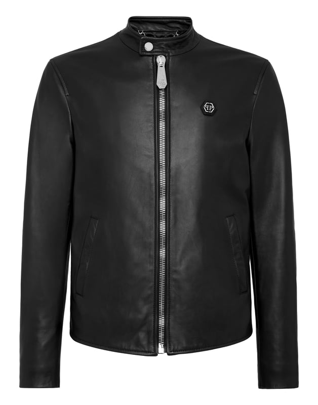 Añada un poco de estilo a su outfit. Le proponemos esta cazadora motera de napa suave   Napa   Cuello abotonado   Hexágono PP en un parche de cuero saffiano cosido en el pecho izquierdo   Cierre de cremallera metálica en la parte delantera y los puños   Bolsillos con aberturas y botón de presión oculto   Forro de satén acolchado