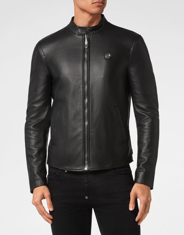Añada un poco de estilo a su outfit. Le proponemos esta cazadora motera de napa suave   Napa   Cuello abotonado   Hexágono PP en un parche de cuero saffiano cosido en el pecho izquierdo   Cierre de cremallera metálica en la parte delantera y los puños   Bolsillos con aberturas y botón de presión oculto   Forro de satén acolchado