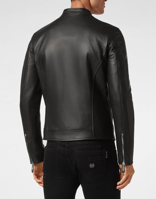 Añada un poco de estilo a su outfit. Le proponemos esta cazadora motera de napa suave   Napa   Cuello abotonado   Hexágono PP en un parche de cuero saffiano cosido en el pecho izquierdo   Cierre de cremallera metálica en la parte delantera y los puños   Bolsillos con aberturas y botón de presión oculto   Forro de satén acolchado
