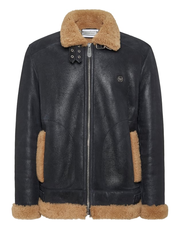Discover the style of Plein with this sheepskin jacket. Check out its distinctive details.   Sheepskin with fur trim finish   Schafsfell shirt collar with two leather straps   Schafsfell Skull&Bones on the back   PP Hexagon Logo on a saffian leather patch sewn at left chest   Zip fastener   Two slit pockets with stitched outline   Two side straps on bottom hem   Unlined