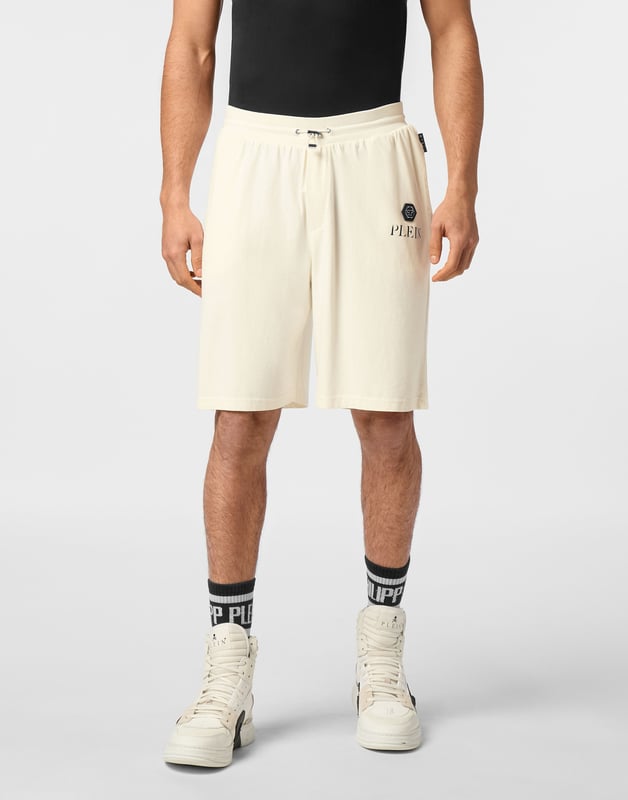 Ontdek de originaliteit van deze joggingbroek van gemêleerd katoenfleece versierd met unieke details.   Gemengd katoenen fleece   Oud verfeffect   Opdruk met logo   Steekzakken   Geribde tailleband met tunnelkoord