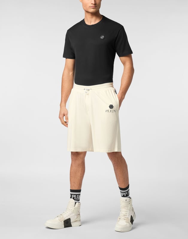Ontdek de originaliteit van deze joggingbroek van gemêleerd katoenfleece versierd met unieke details.   Gemengd katoenen fleece   Oud verfeffect   Opdruk met logo   Steekzakken   Geribde tailleband met tunnelkoord