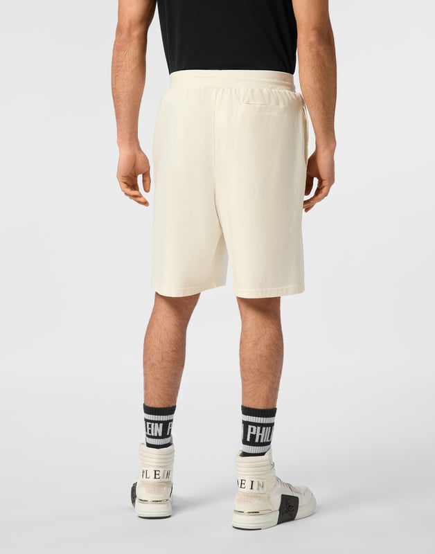 Ontdek de originaliteit van deze joggingbroek van gemêleerd katoenfleece versierd met unieke details.   Gemengd katoenen fleece   Oud verfeffect   Opdruk met logo   Steekzakken   Geribde tailleband met tunnelkoord