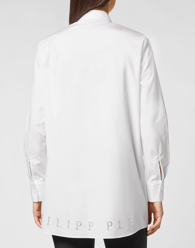 con cristales  Las líneas limpias de este vestido camisero de popelina de algodón se ven realzadas por los cristales de strass que decoran la tapeta y los puños. La marca escrita en strass en el dobladillo inferior trasero es el toque definitivo de singularidad.