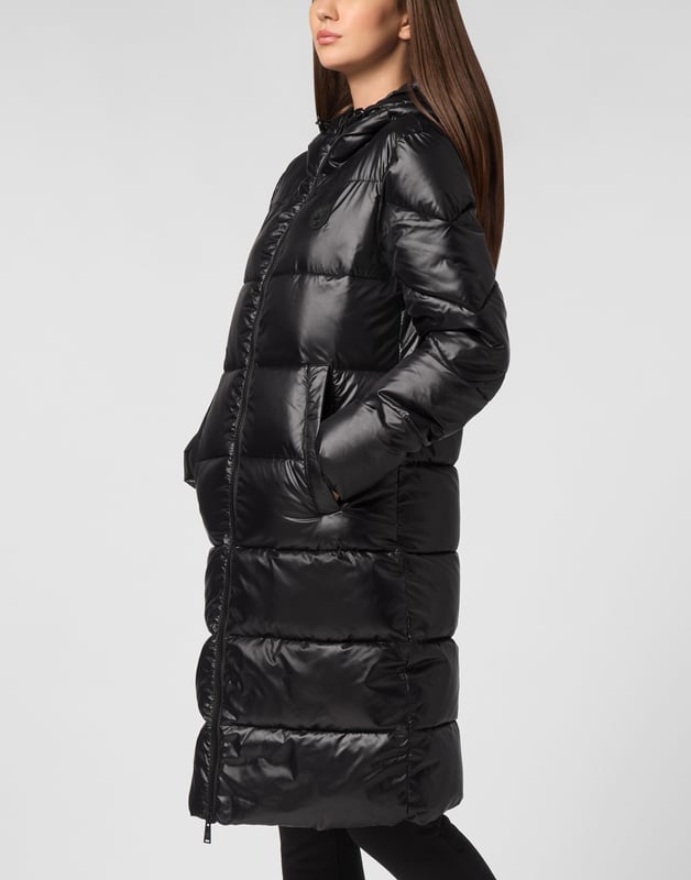 Sehen Sie sich diese gepolsterte und isolierende Kapuzenjacke an, die sich für die Zeit vor und nach Ihrem Training eignet. Warm, leicht und optimaler Schutz.   Mattes, wattiertes und gestepptes Nylon   Logoisiertes, gummiertes Etikett auf der linken Brust   Doppelschieber-Reißverschluss   Druckknopf an den Einschubtaschen   Bündchen mit Gummizug   Innenfutter   Daunenisolierung