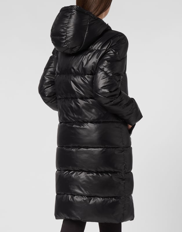 Sehen Sie sich diese gepolsterte und isolierende Kapuzenjacke an, die sich für die Zeit vor und nach Ihrem Training eignet. Warm, leicht und optimaler Schutz.   Mattes, wattiertes und gestepptes Nylon   Logoisiertes, gummiertes Etikett auf der linken Brust   Doppelschieber-Reißverschluss   Druckknopf an den Einschubtaschen   Bündchen mit Gummizug   Innenfutter   Daunenisolierung