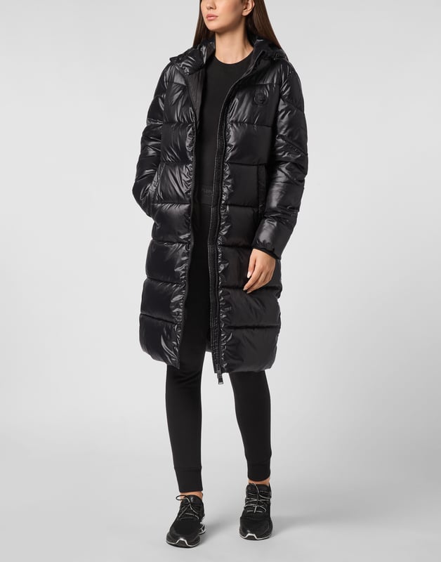 Sehen Sie sich diese gepolsterte und isolierende Kapuzenjacke an, die sich für die Zeit vor und nach Ihrem Training eignet. Warm, leicht und optimaler Schutz.   Mattes, wattiertes und gestepptes Nylon   Logoisiertes, gummiertes Etikett auf der linken Brust   Doppelschieber-Reißverschluss   Druckknopf an den Einschubtaschen   Bündchen mit Gummizug   Innenfutter   Daunenisolierung