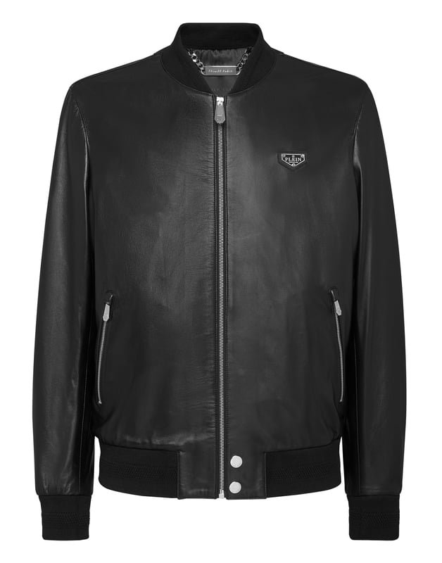 Dürfen wir Ihnen einen zeitgenössischen Stil vorschlagen   unsere weiche Bomberjacke aus Nappa.   Ein Markenelement auf der linken Brust   Reißverschluss   Reißverschlusstaschen   Rippstrickkragen und -säume