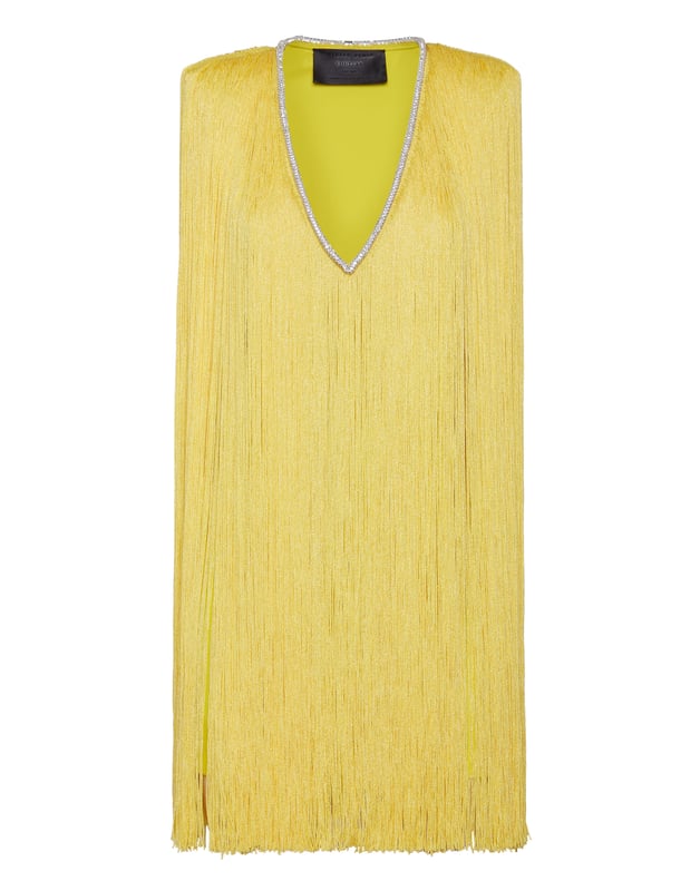 Als je van glamour houdt, raden we je deze unieke en originele avondjurk aan. Ontdek de verzorgende details.   Jersey met rayon kwastjes   V-hals met sierrand   Ritssluiting opzij   Gewatteerde schouders