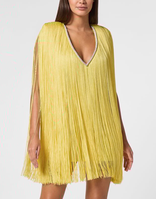 Als je van glamour houdt, raden we je deze unieke en originele avondjurk aan. Ontdek de verzorgende details.   Jersey met rayon kwastjes   V-hals met sierrand   Ritssluiting opzij   Gewatteerde schouders