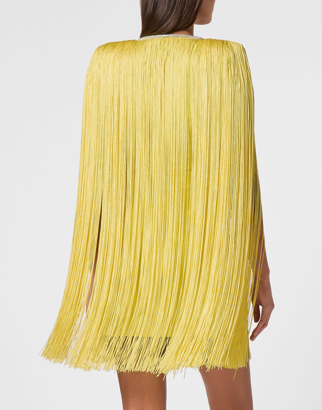 Als je van glamour houdt, raden we je deze unieke en originele avondjurk aan. Ontdek de verzorgende details.   Jersey met rayon kwastjes   V-hals met sierrand   Ritssluiting opzij   Gewatteerde schouders