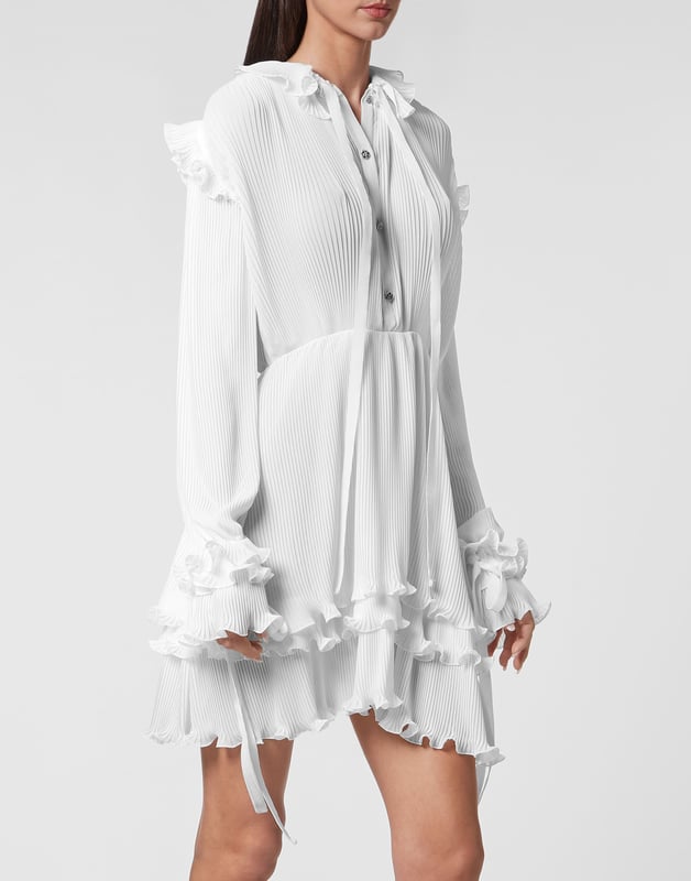 Gewoonweg chique met deze polyester crepon jurk met lange mouwen. Bekijk de volant met sla en de fluwelen bandjes om de kraag en manchetten, met metalen knopen.