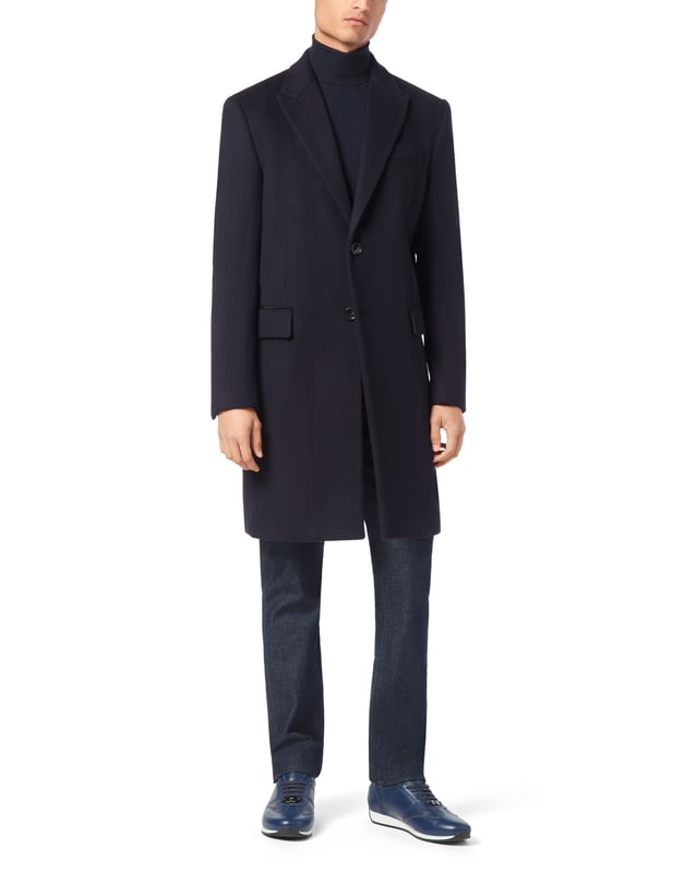 Billionaire consigue combinar elegancia y lujo. Deléitese con este abrigo de suave mezcla de cachemira con detalles realmente especiales. Descubra más.  Tejido de cachemira y lana  Detalles de alcántara  Solapas de pico  Monograma bordado en la parte izquierda del pecho  Insignia en tachuela cosida en el lazo para colgar en el canesú  Dos botones de cuerno con logotipo  Bolsillos con solapa  Abertura en la espalda  Forro interior