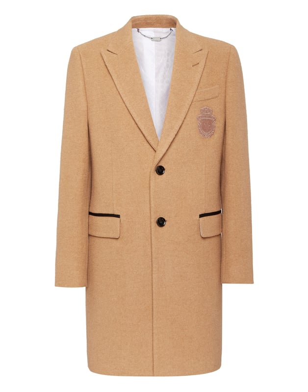 Billionaire consigue combinar elegancia y lujo. Deléitese con este abrigo de suave mezcla de cachemira con detalles realmente especiales. Descubra más.  Tejido de cachemira y lana  Detalles de alcántara  Solapas de pico  Monograma bordado en la parte izquierda del pecho  Insignia en tachuela cosida en el lazo para colgar en el canesú  Dos botones de cuerno con logotipo  Bolsillos con solapa  Abertura en la espalda  Forro interior