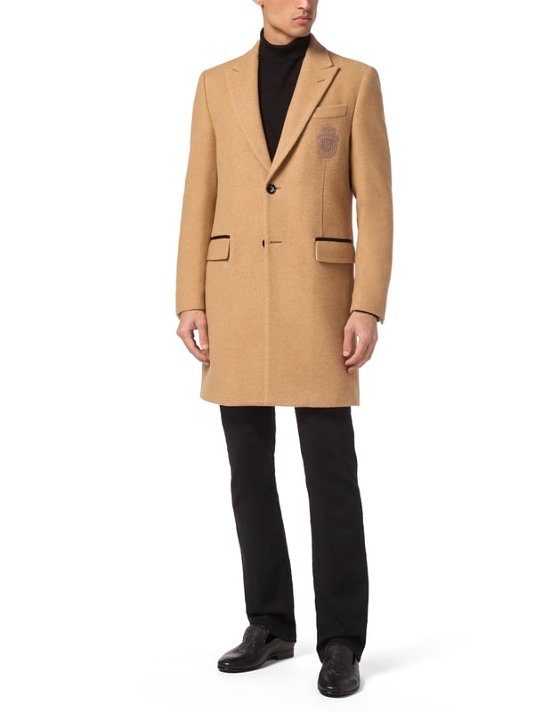 Billionaire consigue combinar elegancia y lujo. Deléitese con este abrigo de suave mezcla de cachemira con detalles realmente especiales. Descubra más.  Tejido de cachemira y lana  Detalles de alcántara  Solapas de pico  Monograma bordado en la parte izquierda del pecho  Insignia en tachuela cosida en el lazo para colgar en el canesú  Dos botones de cuerno con logotipo  Bolsillos con solapa  Abertura en la espalda  Forro interior